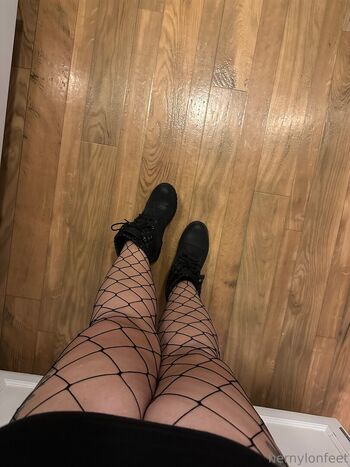 hernylonfeetfree