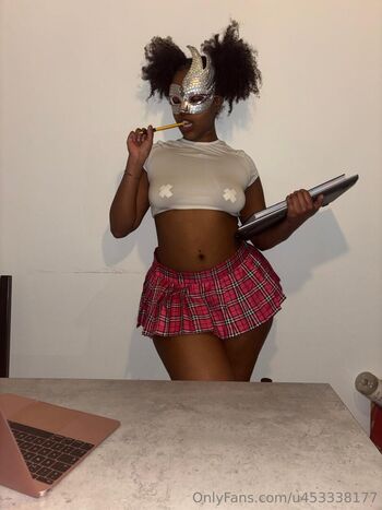 hourglassebony23